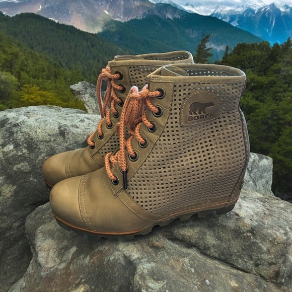 Sorel 1964 Premium Dove Wedge Booties. Size 9. Great Condition. - Picture 2 of 8